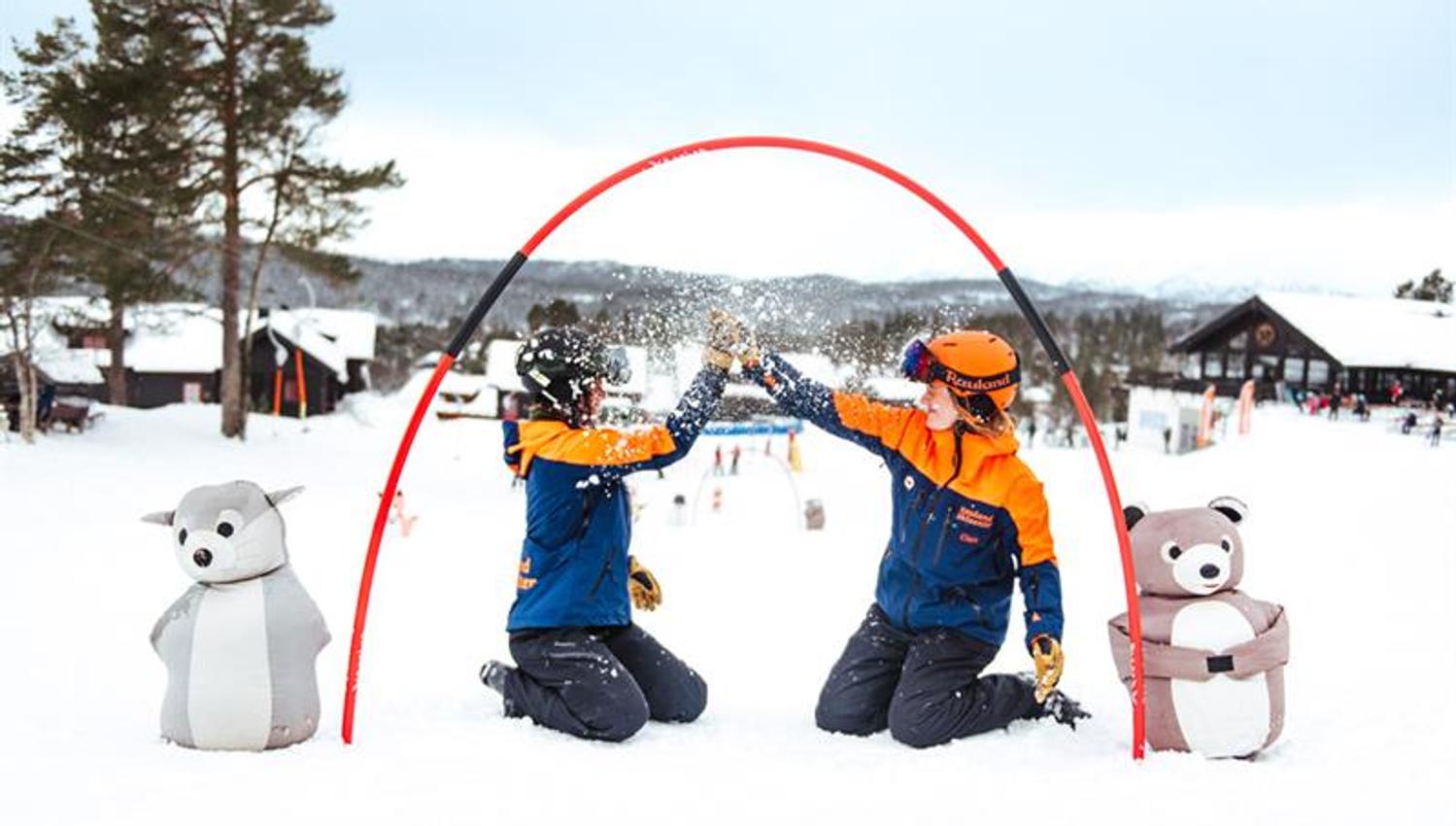 ungdommer som leker i snøen