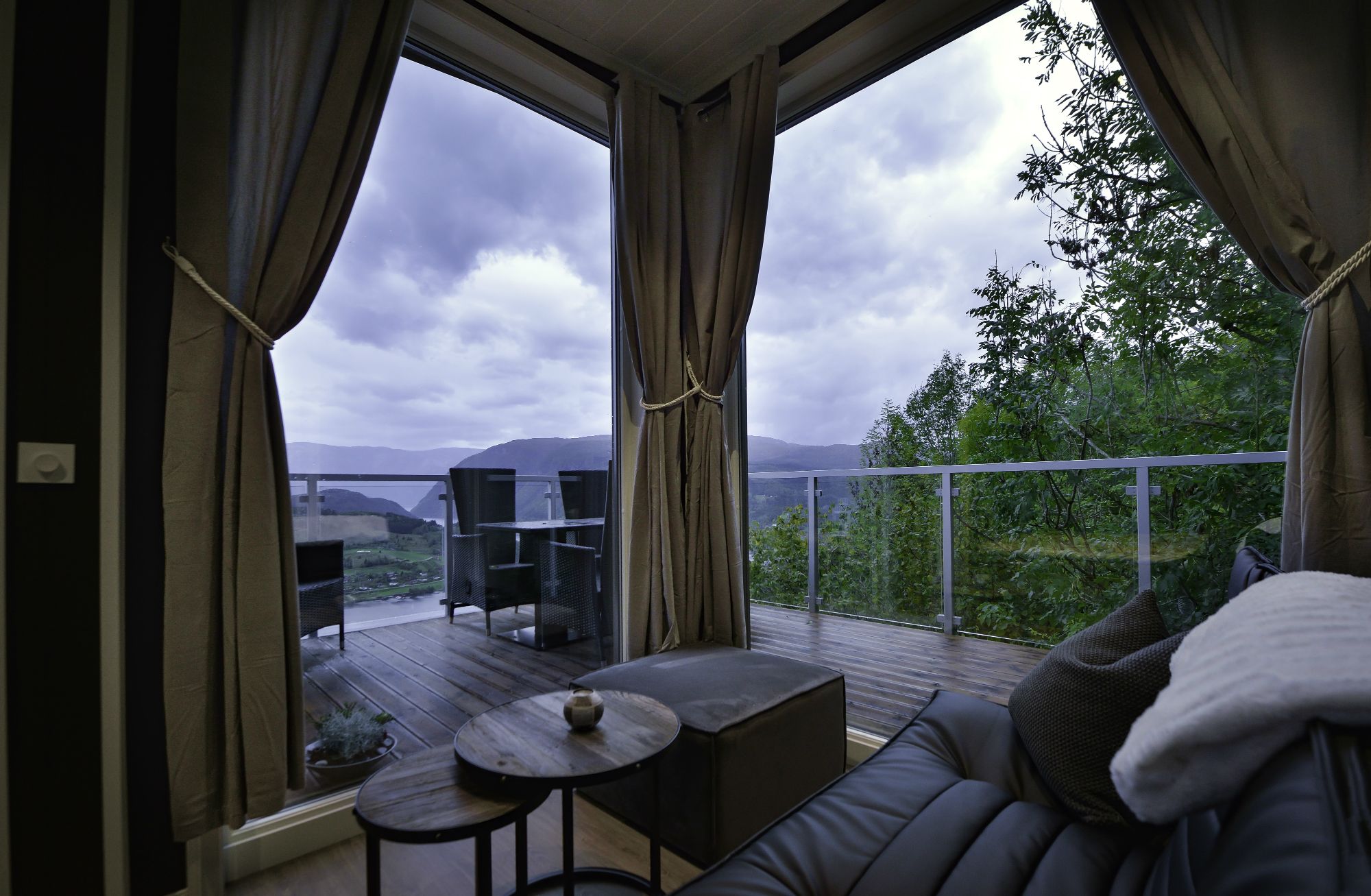 Balkong med spektakulær utsikt over Hardangerfjorden frå Hardanger Panorama Lodge.