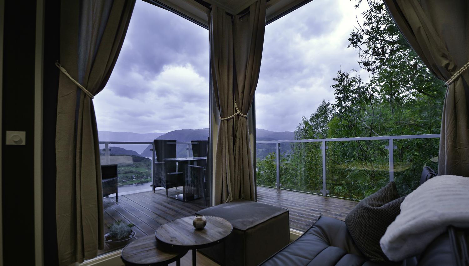 Balkong med spektakulær utsikt over Hardangerfjorden frå Hardanger Panorama Lodge.