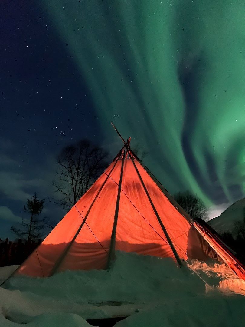 Nordlys over lavvo på North Experience