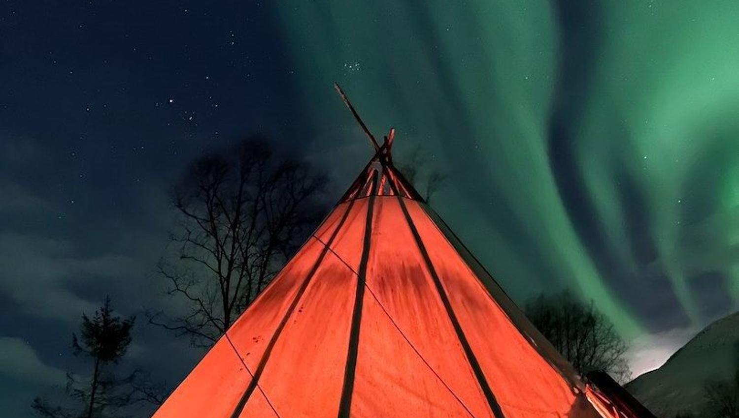 Nordlys over lavvo på North Experience