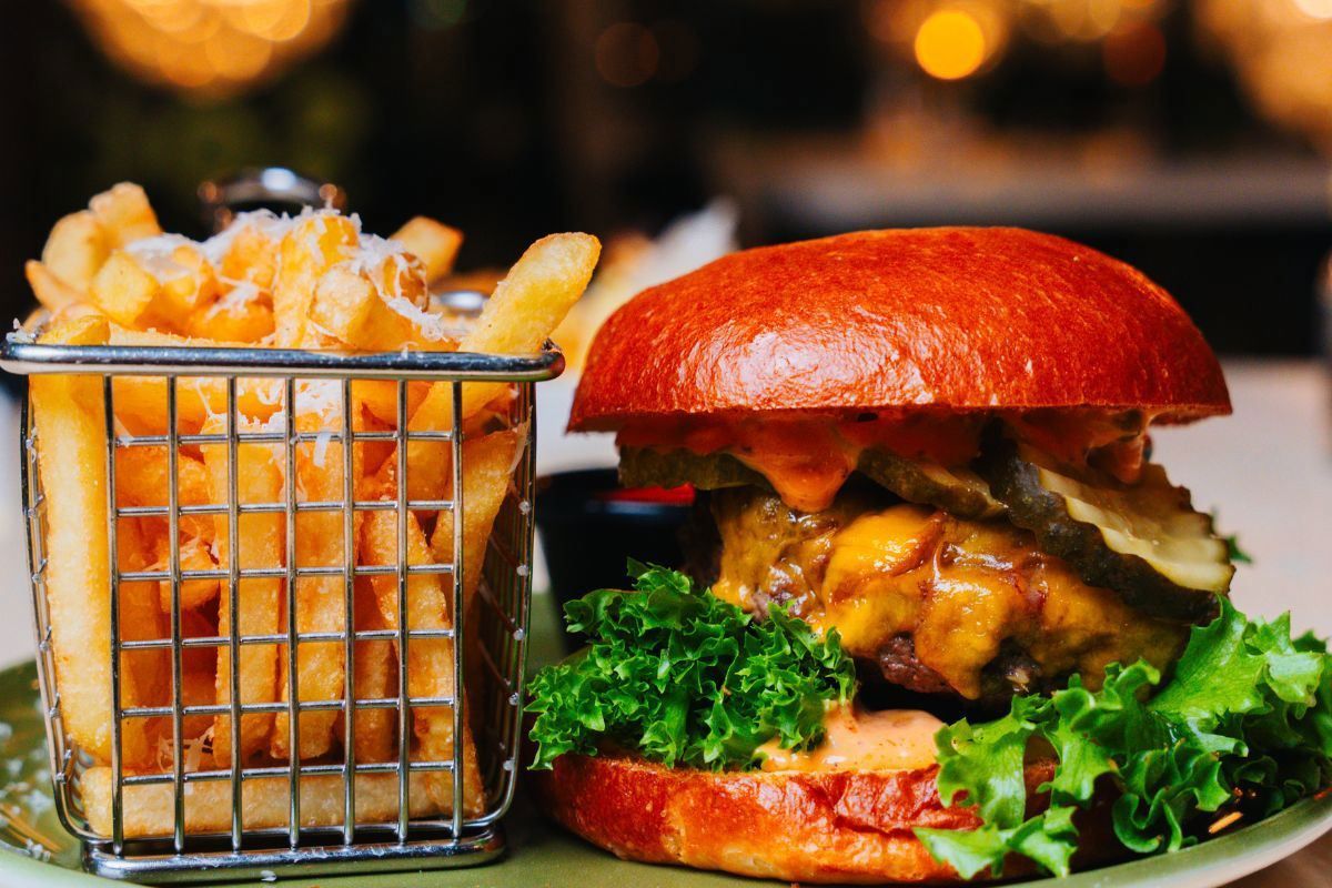 En stor burger med deilige pommes frites