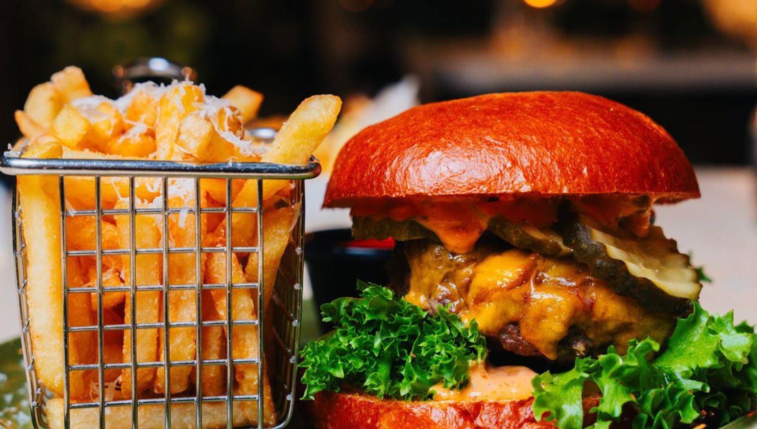 En stor burger med deilige pommes frites