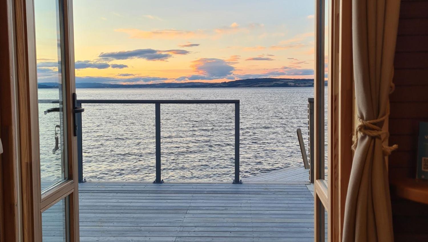 Utsikt fra panoramahytte i Evjua Strandpark