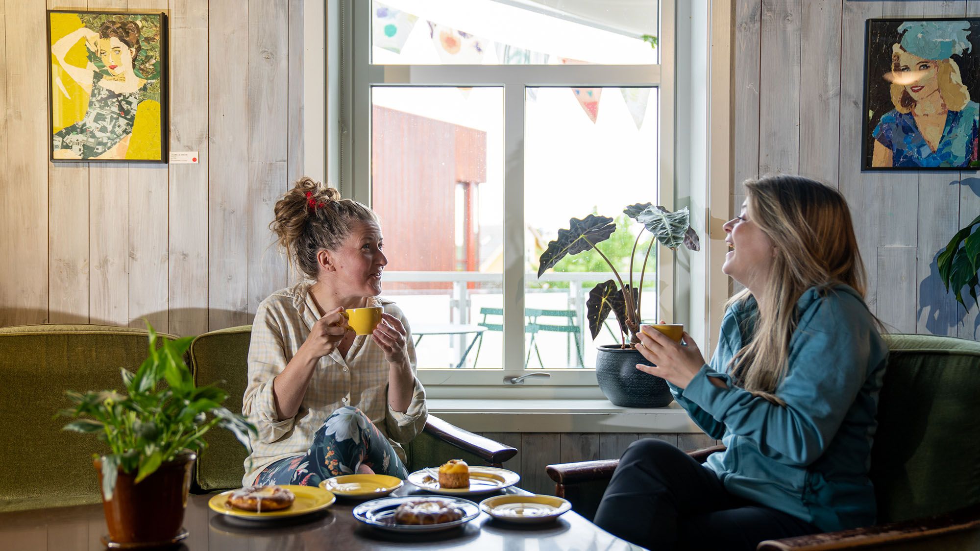 2 venninner nyter lunsj i Marens bakeri