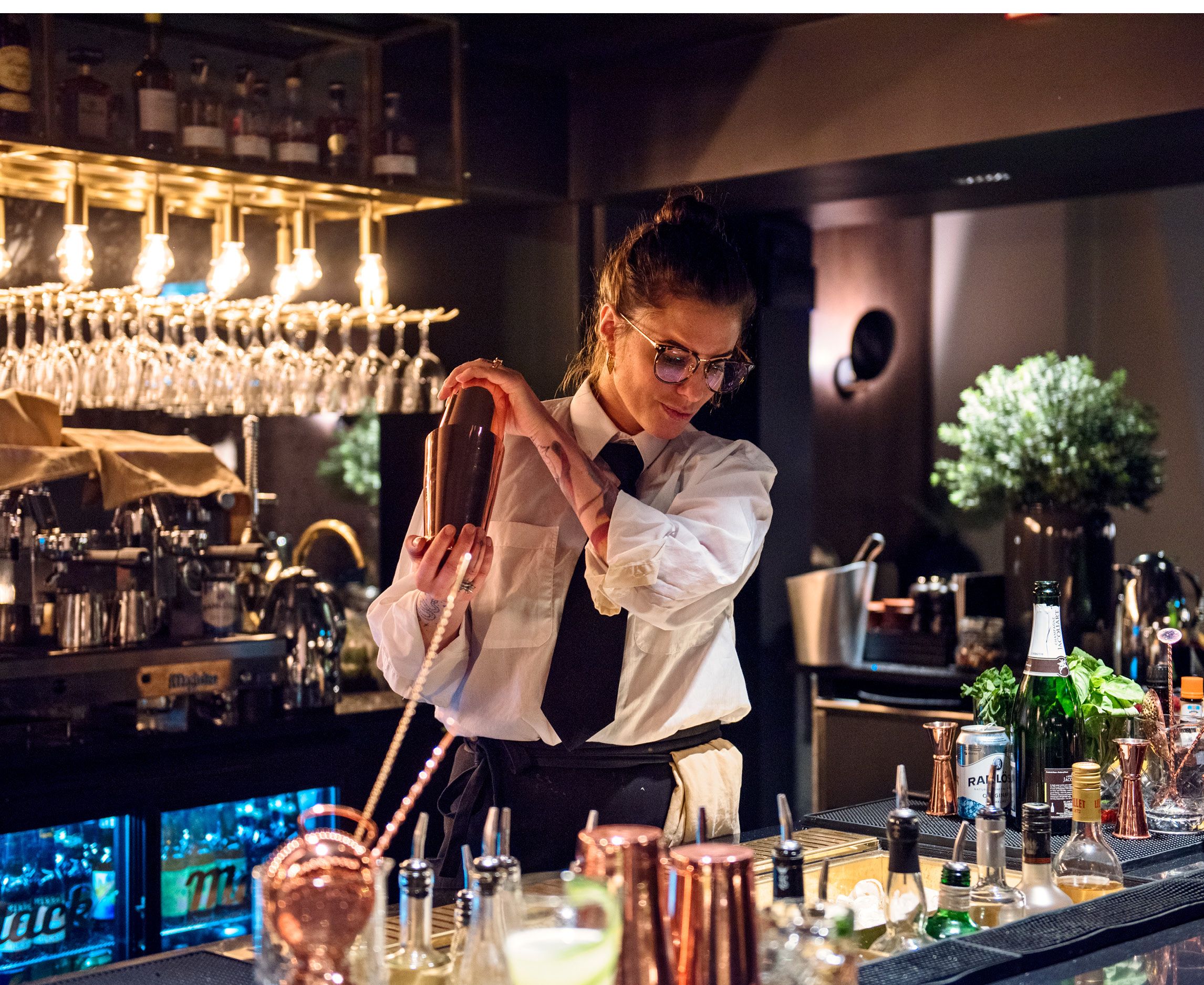 En bartender som mikser en drink bak en bar