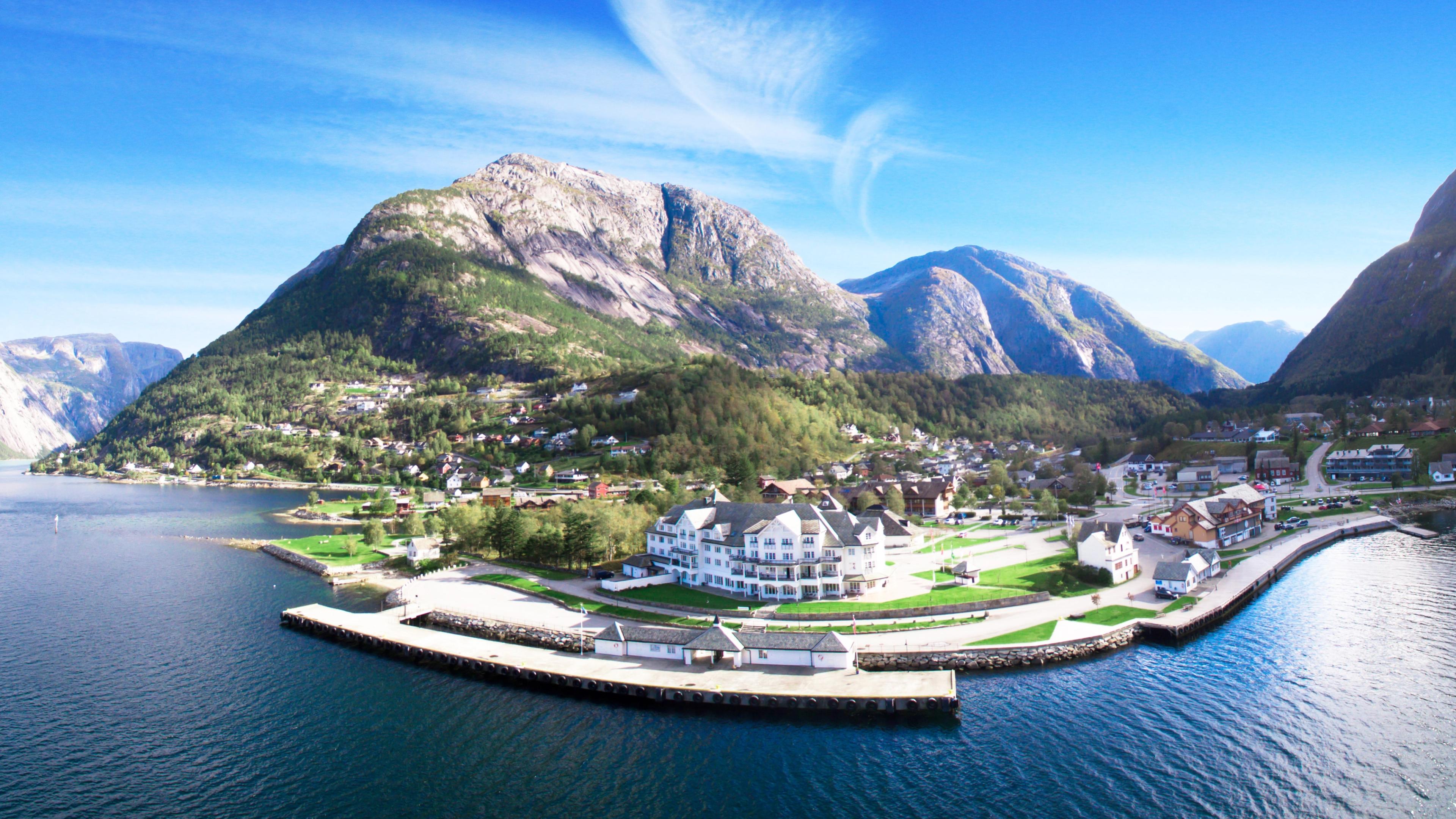 A drone photo of the Vøringfoss Hotel and the village on a sunny summer day.