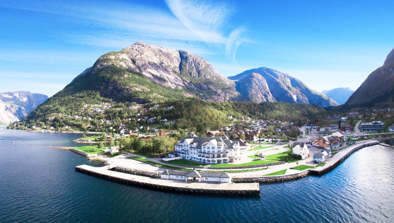 Et dronebilde av Vøringfoss Hotel og bygda på en solrik sommerdag.