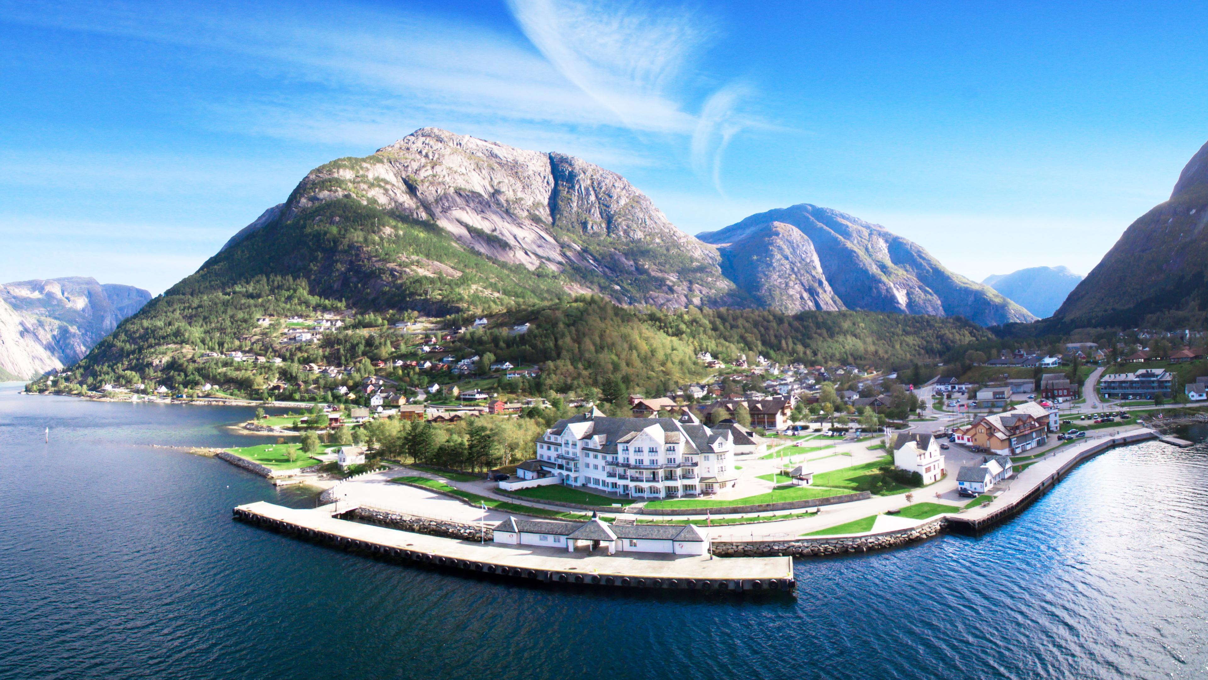 A drone photo of the Vøringfoss Hotel and the village on a sunny summer day.