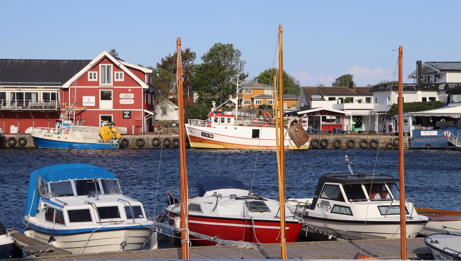 Båter som ligger til kai