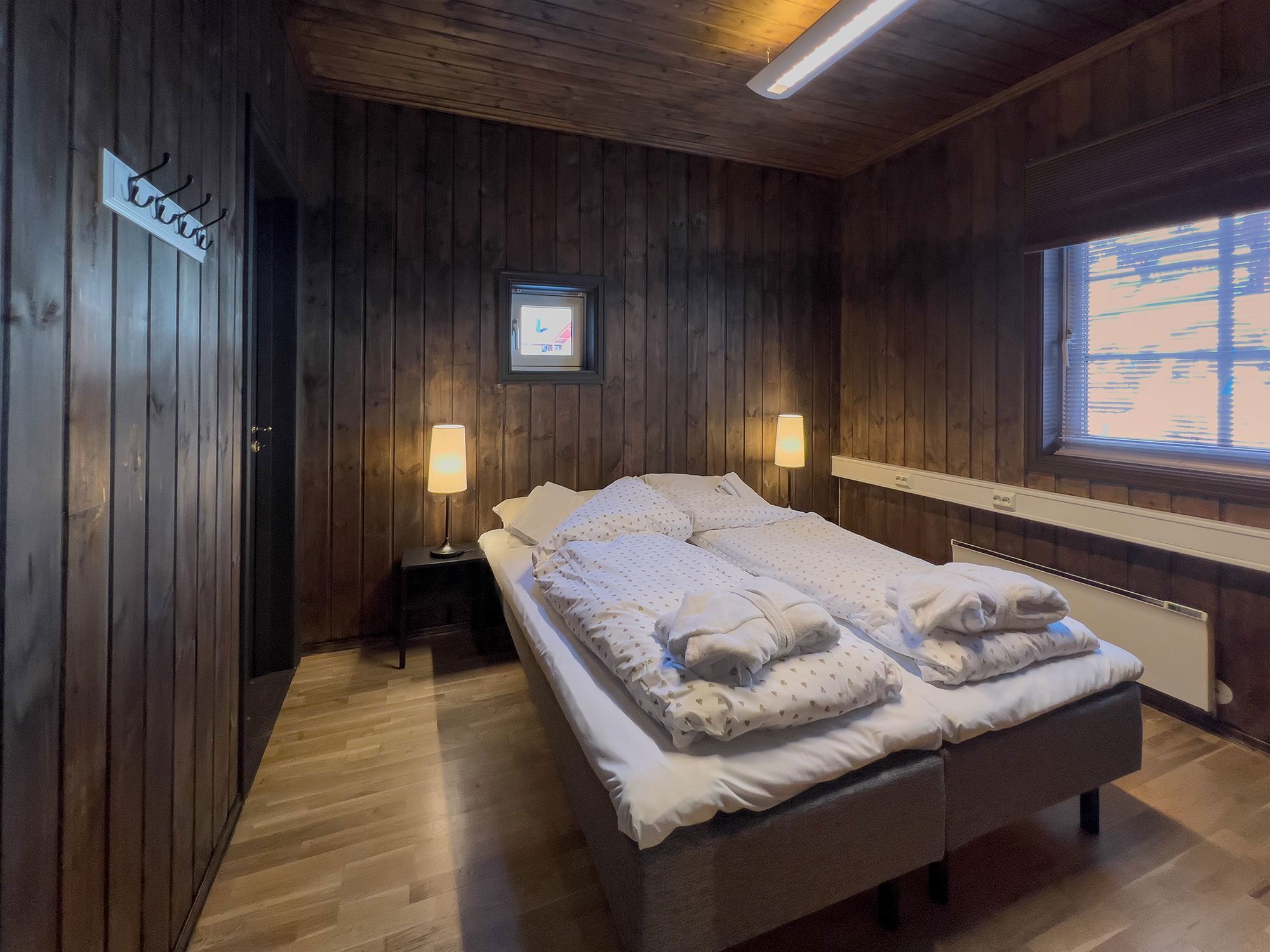 A room with a bed and a window.