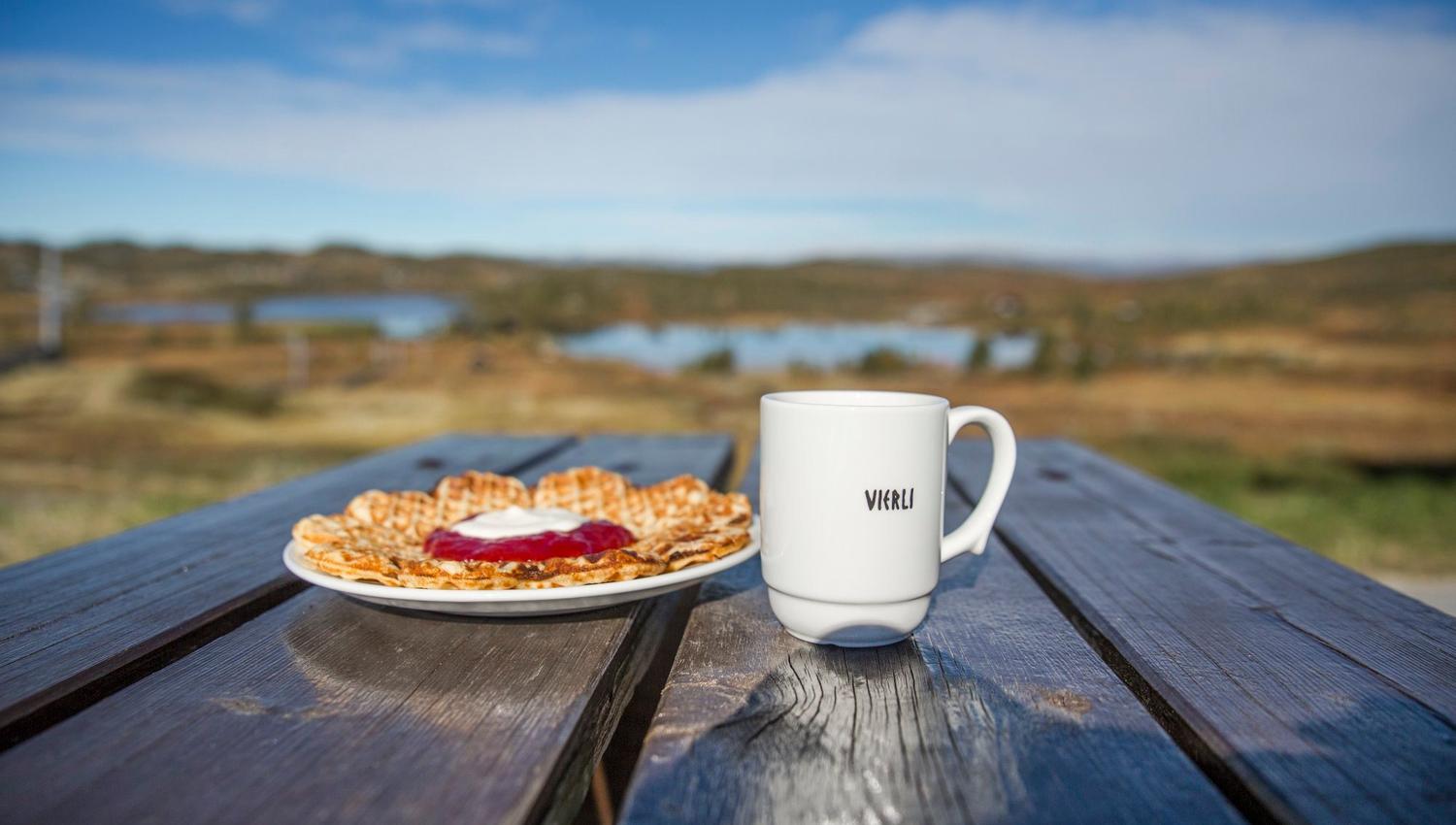 Kaffe og vafler på Vierli kafeteria