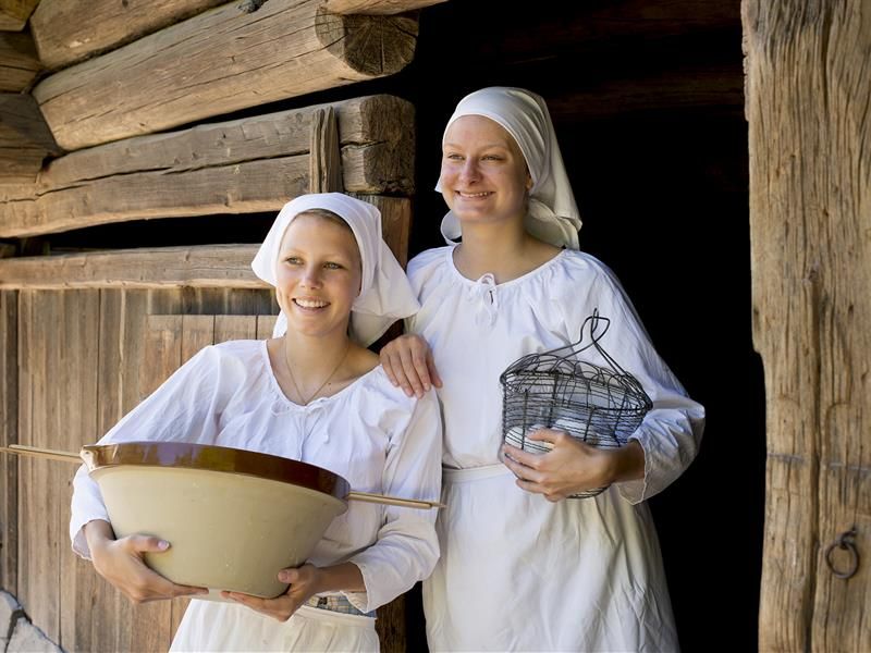 To jenter ved årestue. Norsk Folkemuseum.