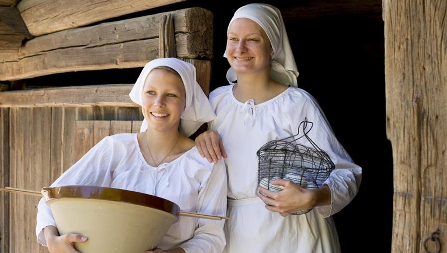 To jenter ved årestue. Norsk Folkemuseum.