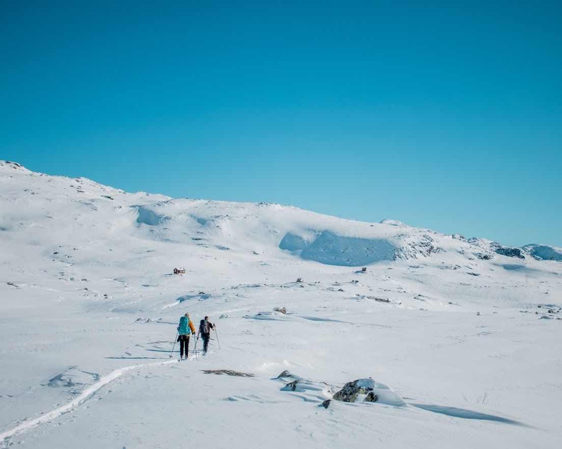 Gruppe som vandrar over ope vinterfjell på veg mot Trolltunga.