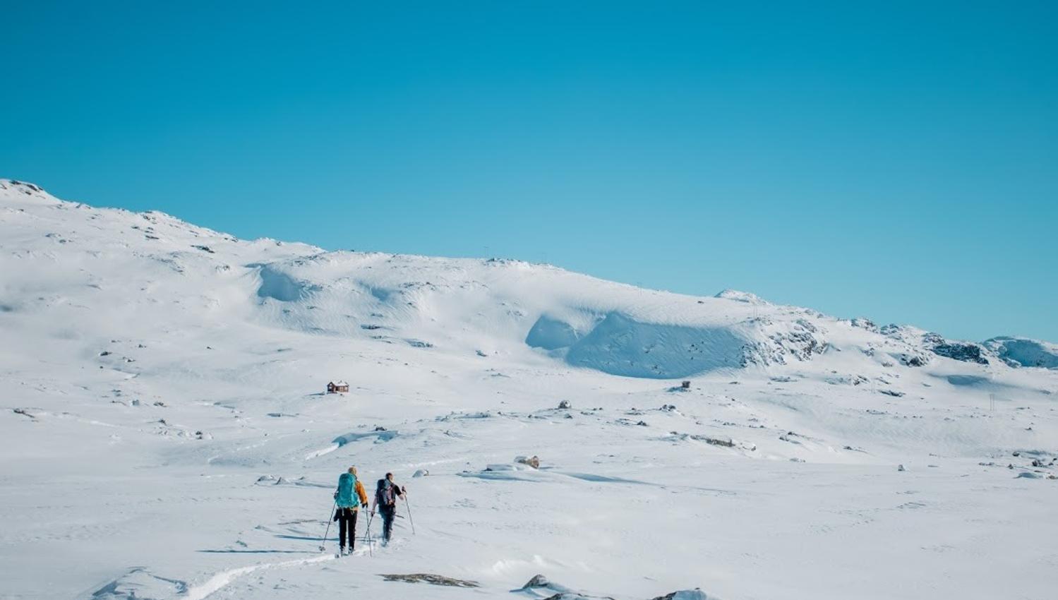 Gruppe som vandrar over ope vinterfjell på veg mot Trolltunga.