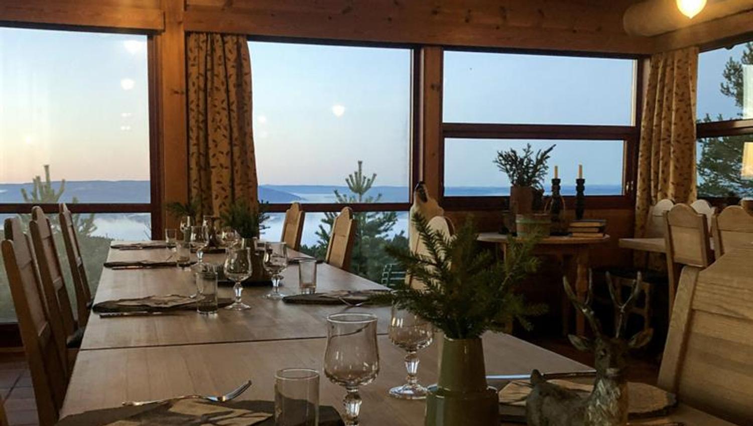 Dinner table with view over the water at Ringkollstuen