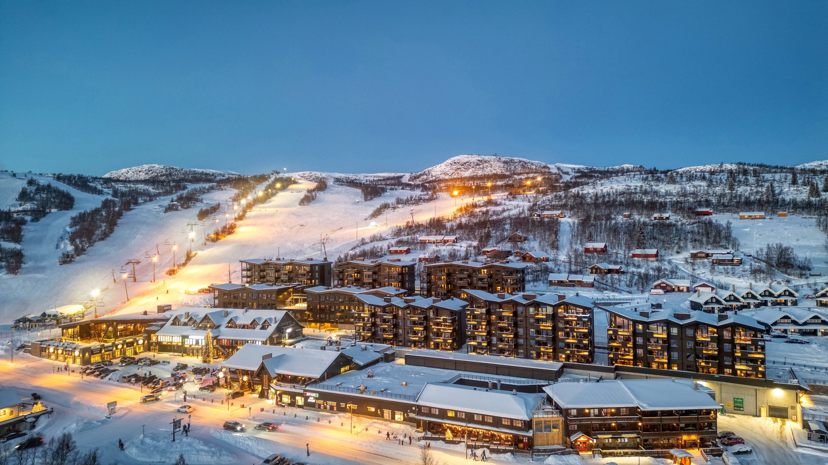 Dronebilde vinterkveld av Riddertunet.