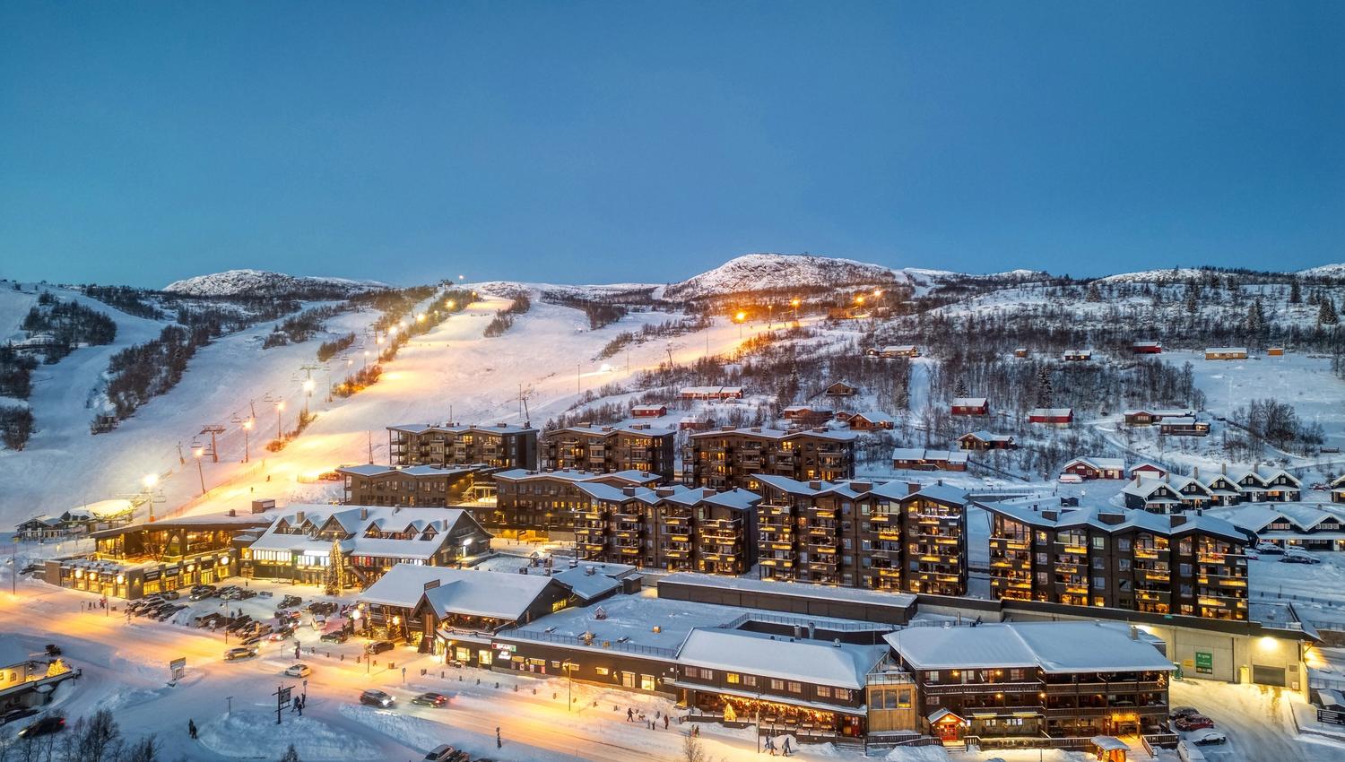 Dronebilde vinterkveld av Riddertunet.