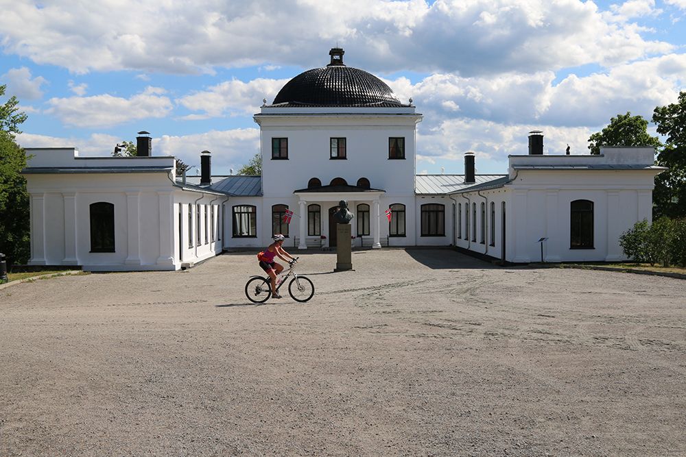 syklist sykler forbi Ulefos Hovedgård