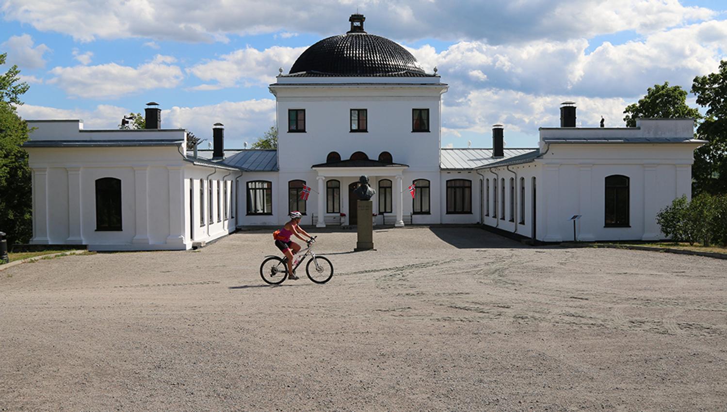 syklist sykler forbi Ulefos Hovedgård