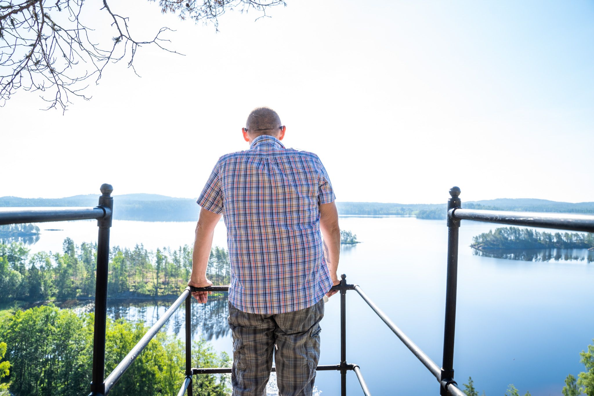 Mann som ser utover sjøutsikt