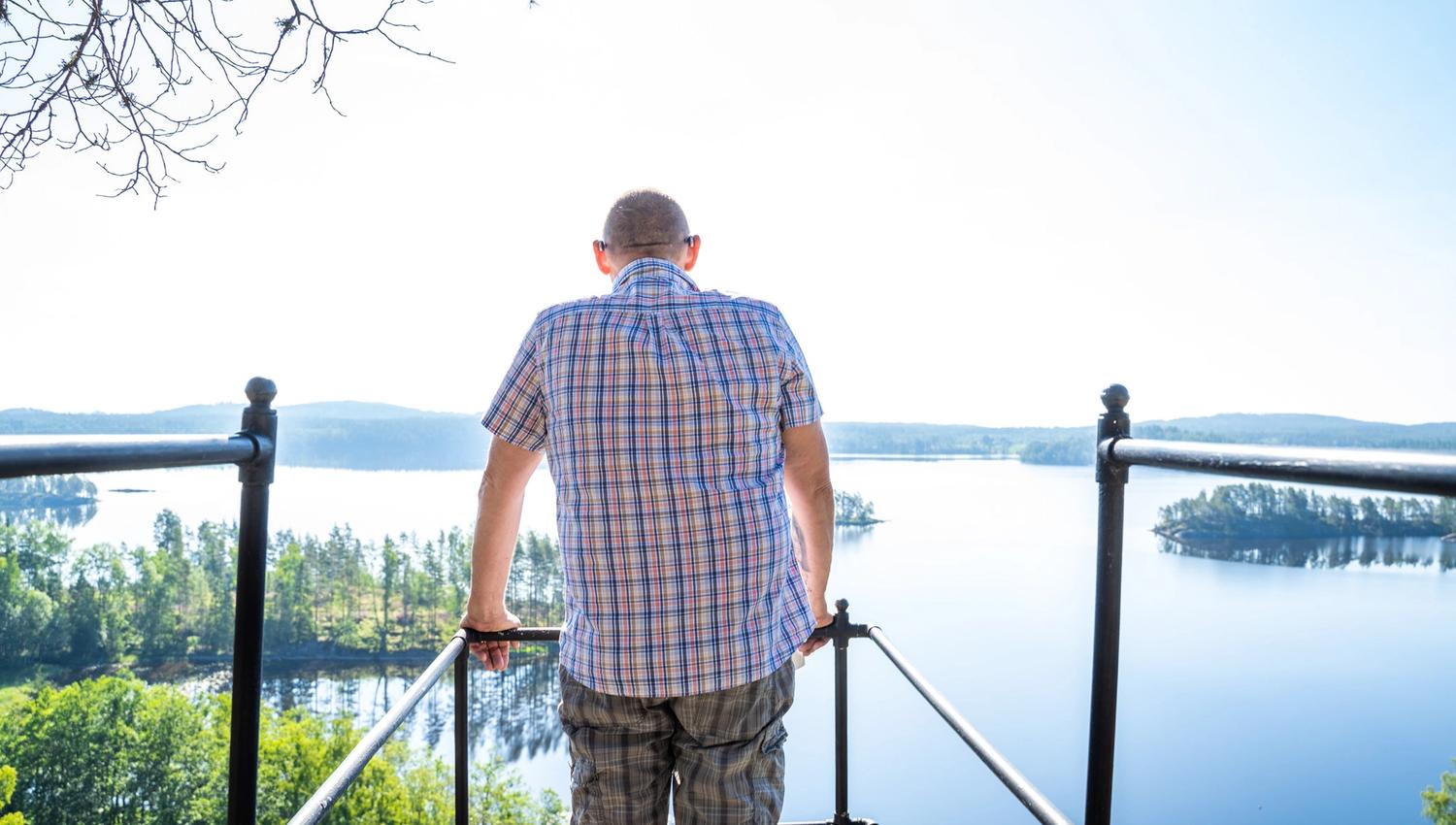 Mann som ser utover sjøutsikt