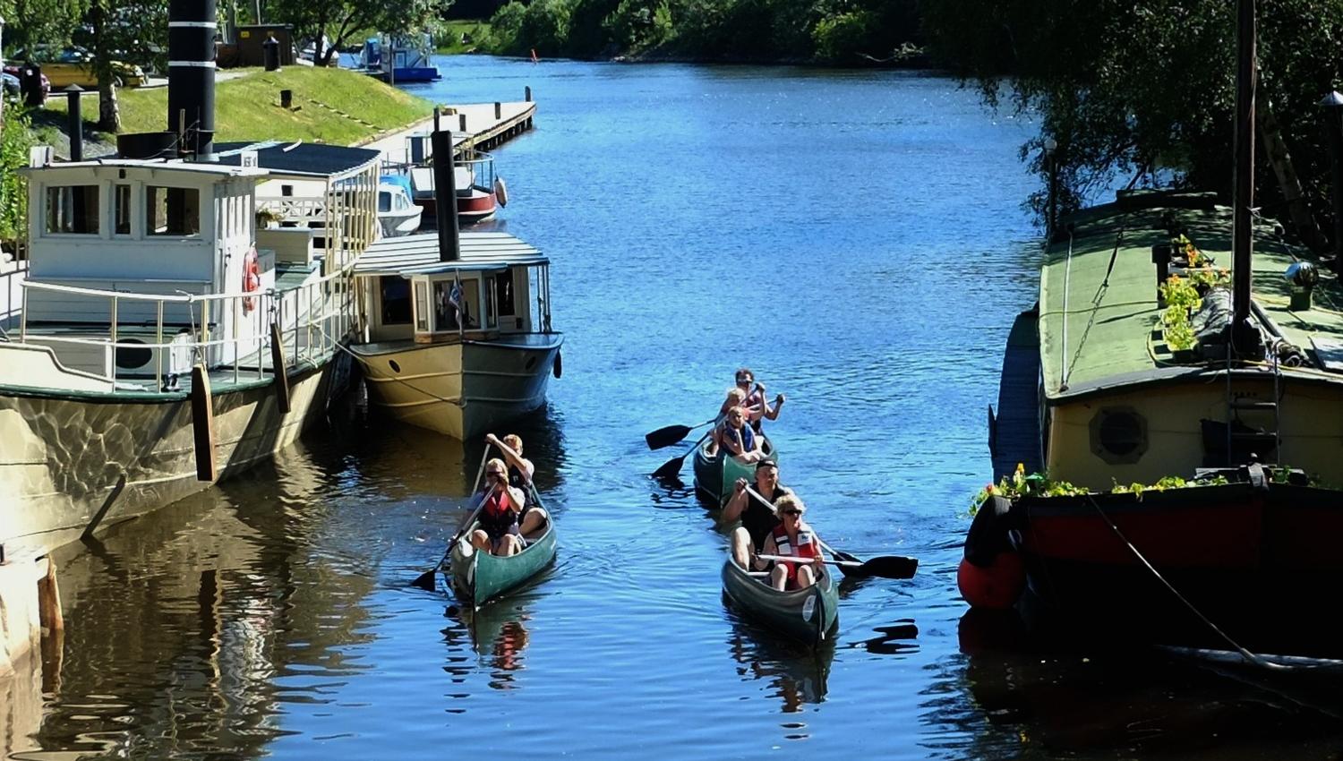 Personer i kanoer ved Haldenvassdragets kanalmusem