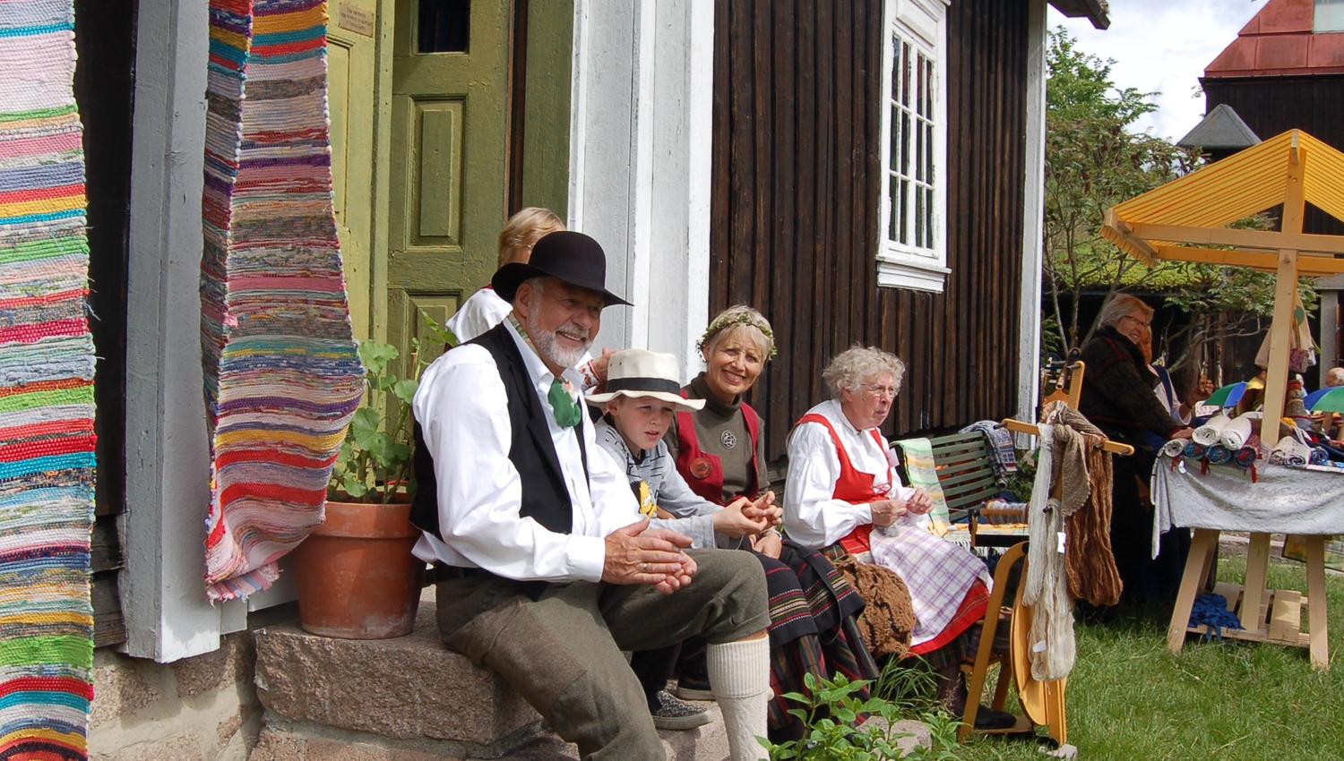 Østenstadstua, bunadsfolk