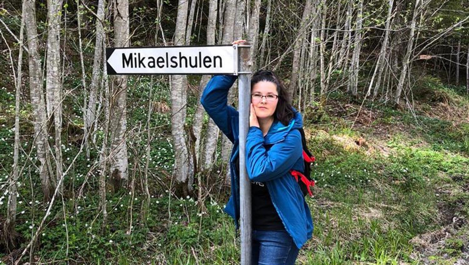 Veiskilt til Mikaelshulen