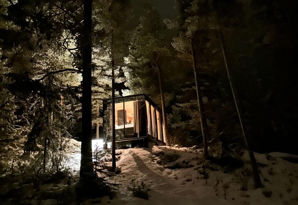 Vinje_vinter_hytte-fra-Spegle-i-snøen-kveld_1000x688