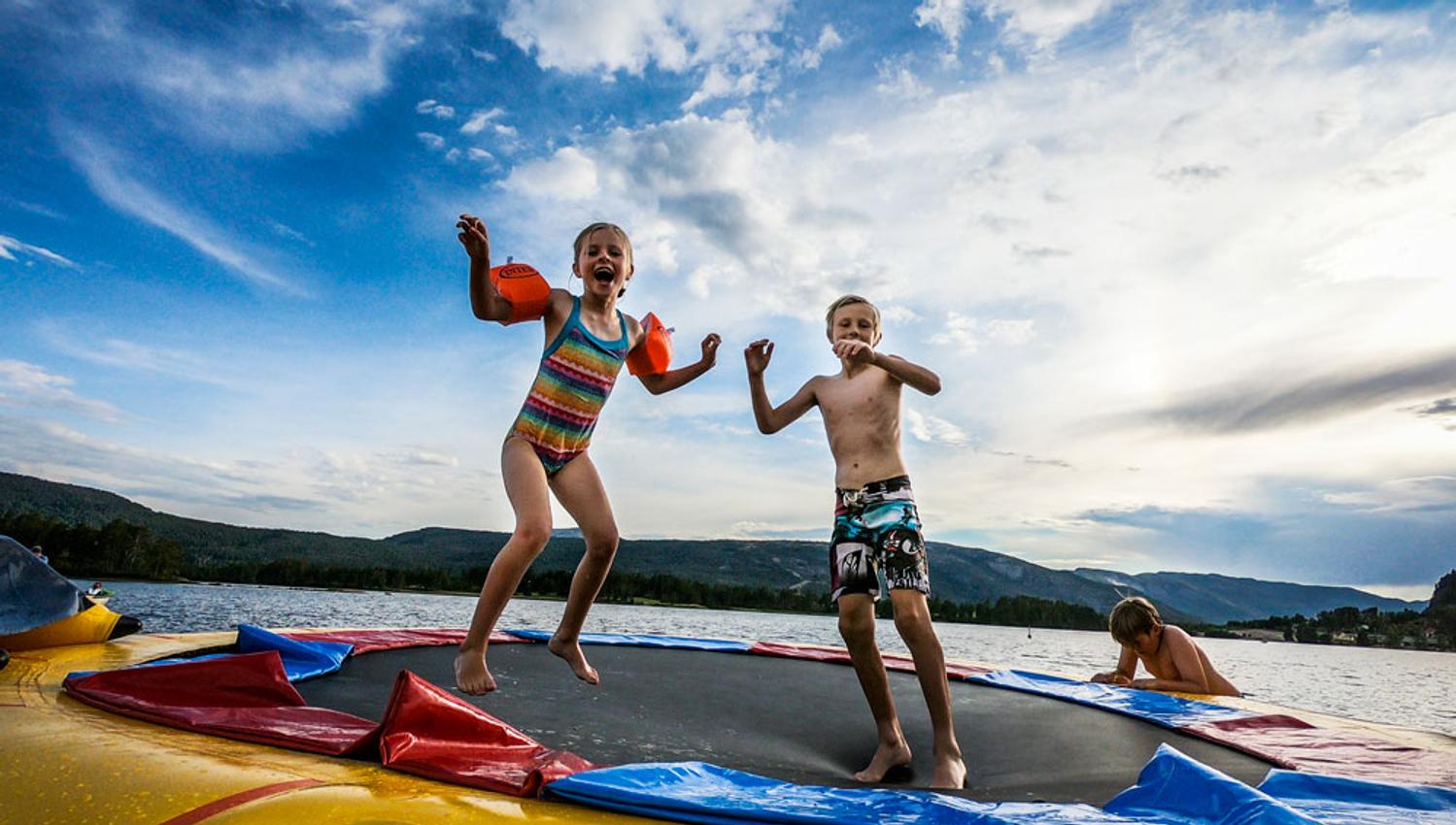 Mye gøy på stranda til Straand Sommerland i Vrådal