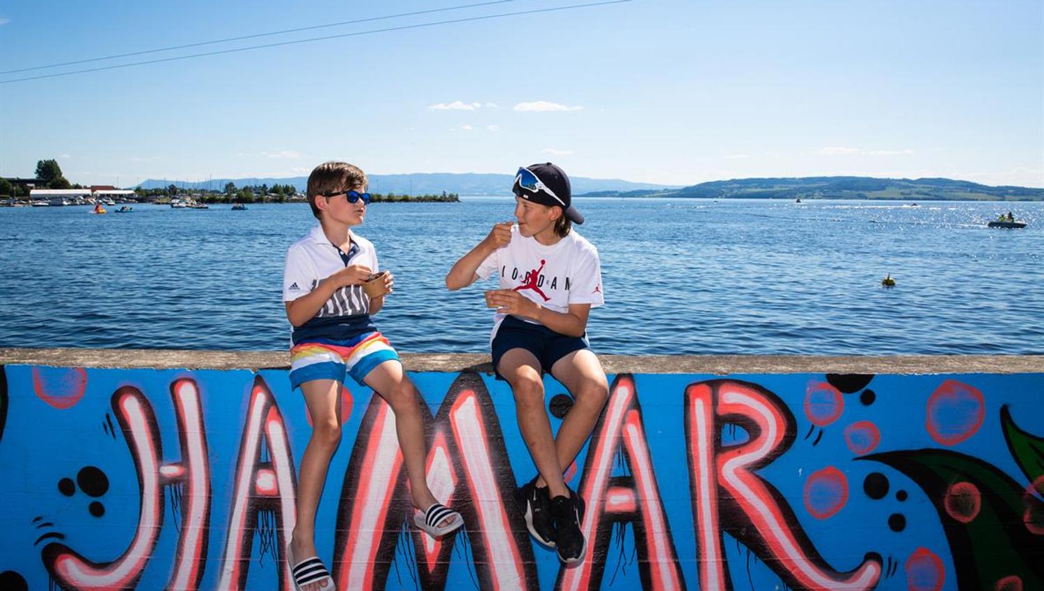 Gutter spiser is på Mjøsfronten