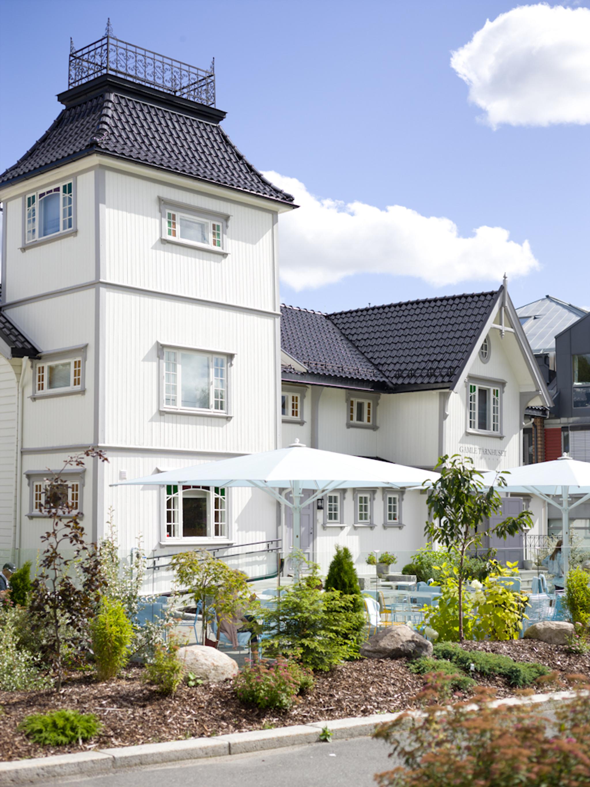 Sommer på Gamle Tårnhuset restaurant på Kolbotn