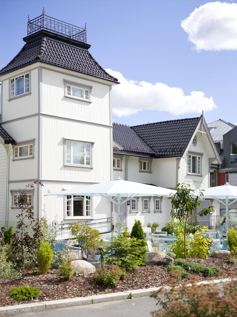 Sommer på Gamle Tårnhuset restaurant på Kolbotn