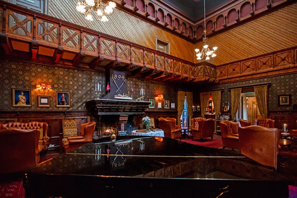 lobby at Dalen Hotel