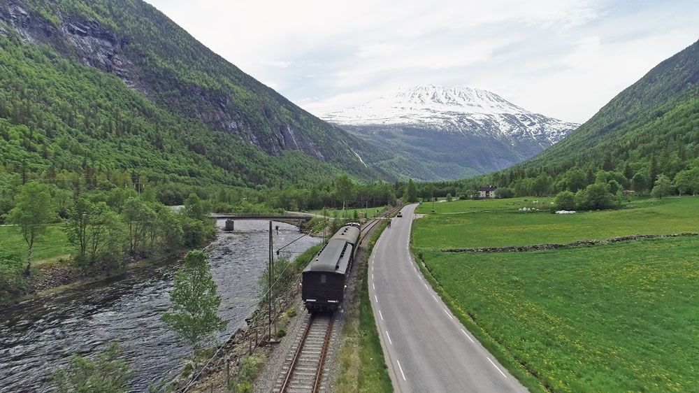 Flott utsikt til Gaustatoppen når Rjukanbanen kjører innover mot Rjukan