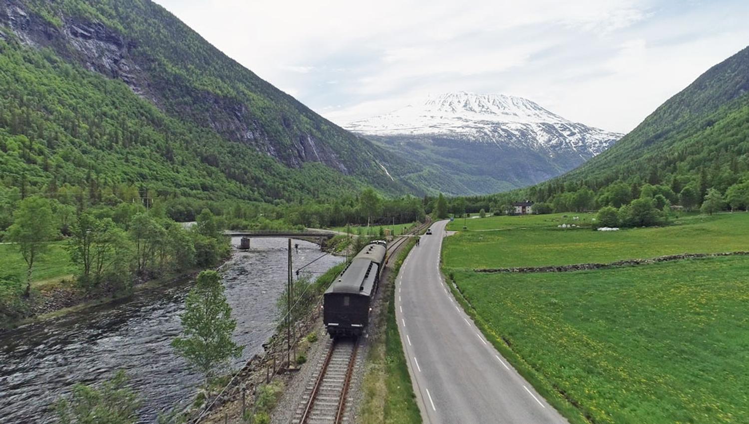 Flott utsikt til Gaustatoppen når Rjukanbanen kjører innover mot Rjukan