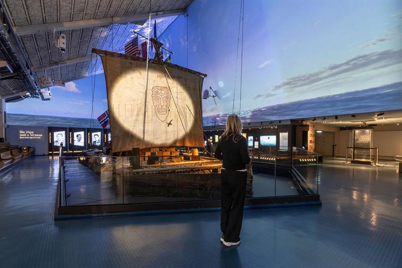 Person som ser på Kon-Tiki-flåten
