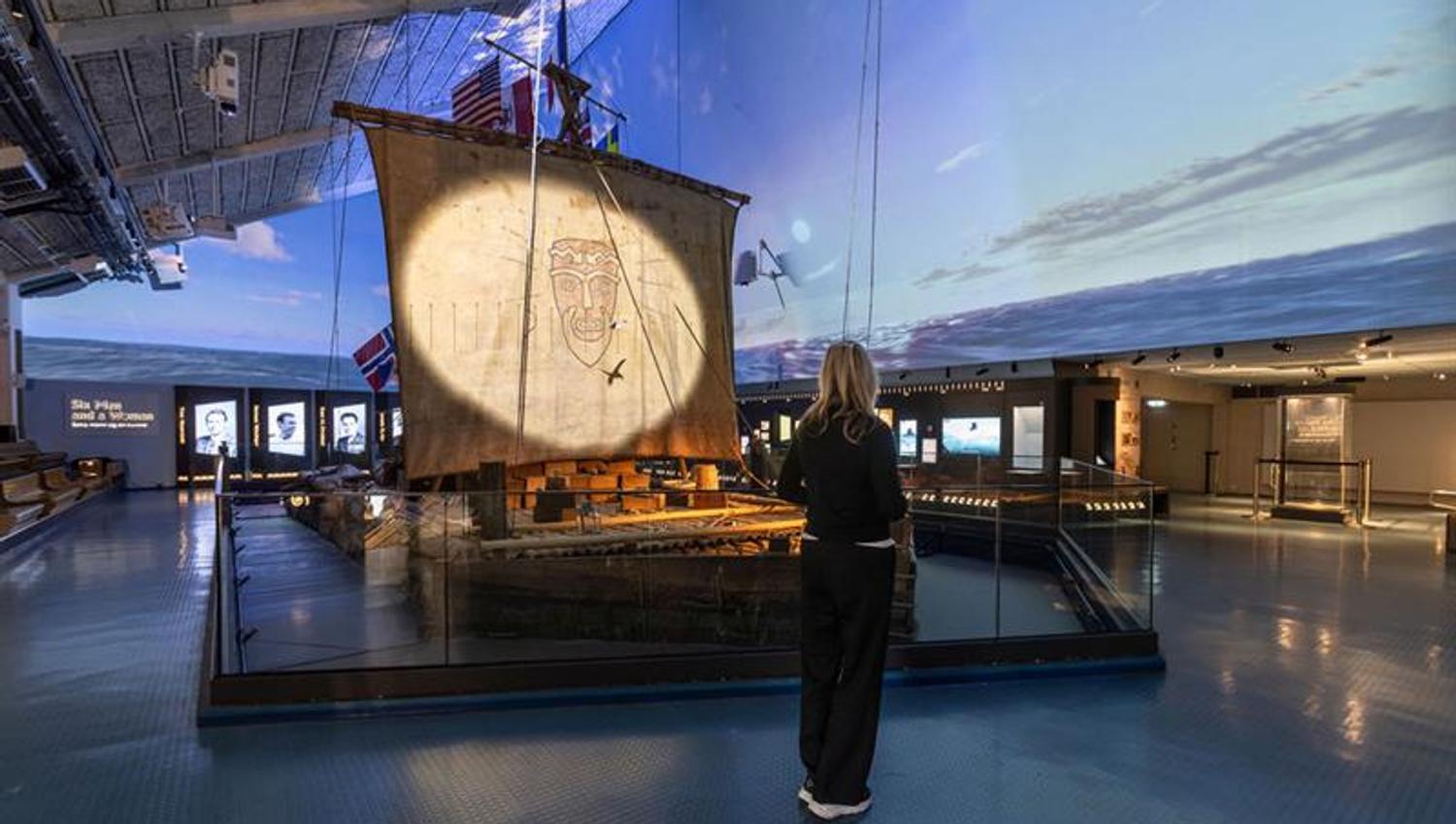 Person som ser på Kon-Tiki-flåten
