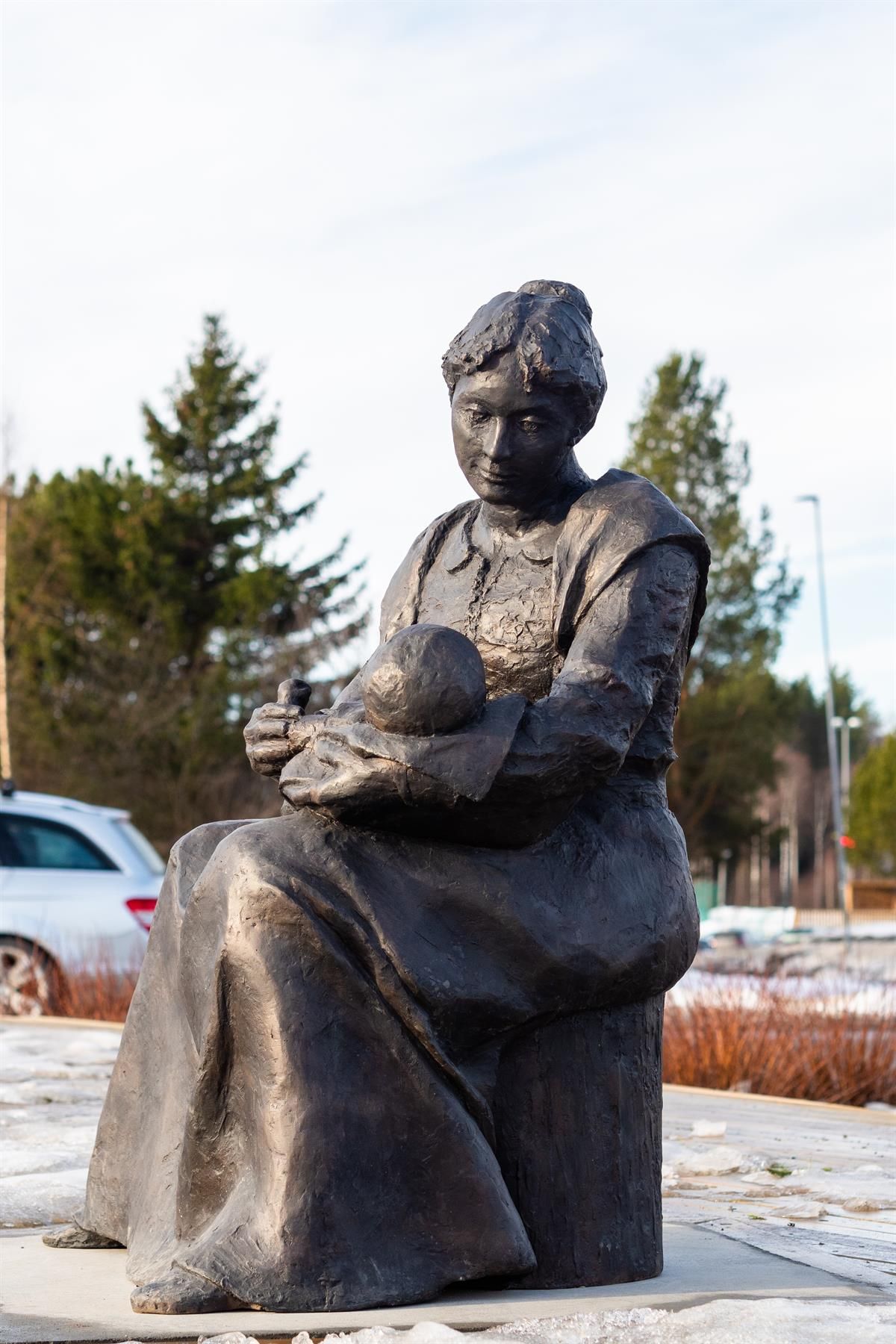 Alma Mater-statue i Løten