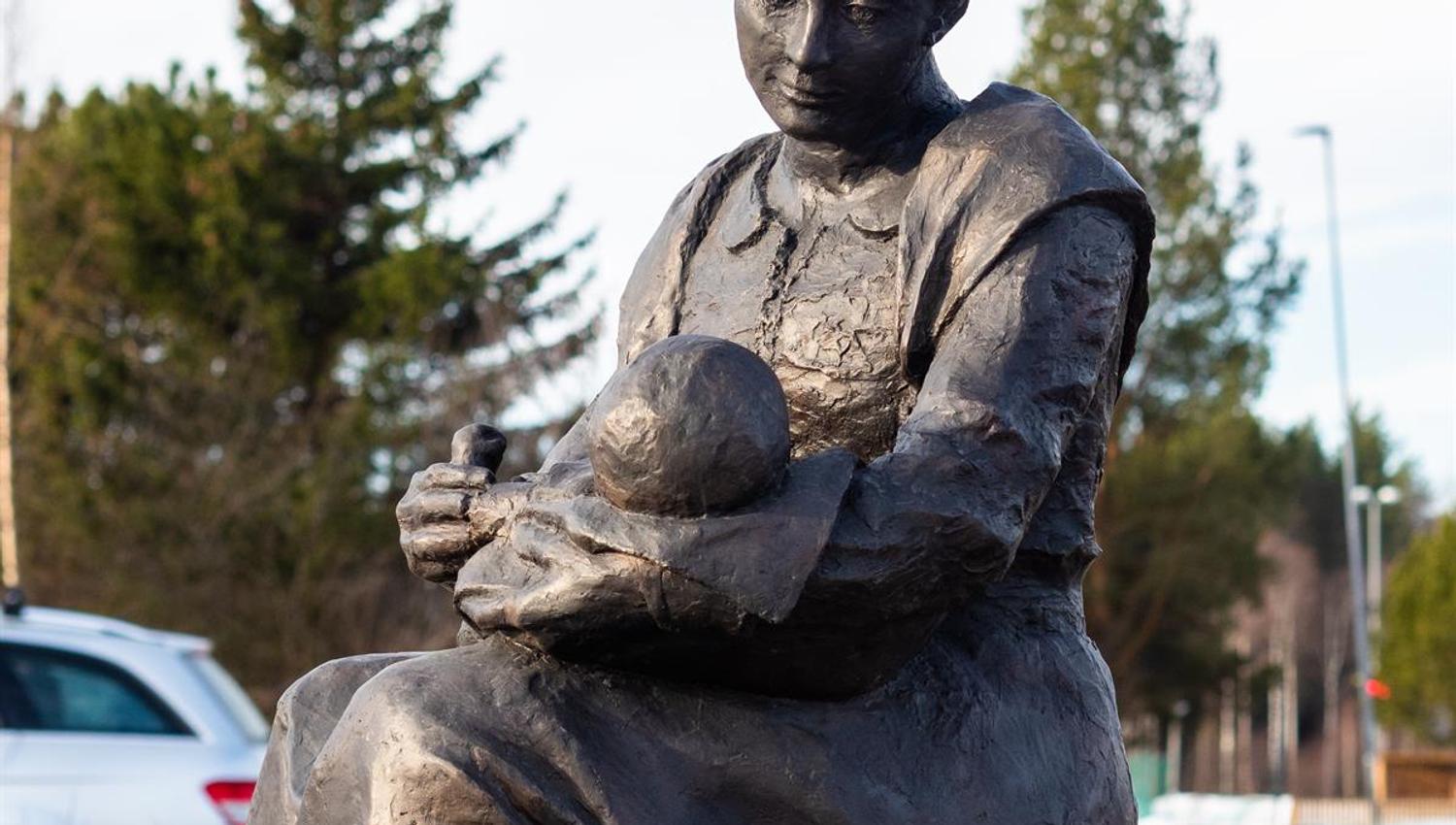 Alma Mater-statue i Løten