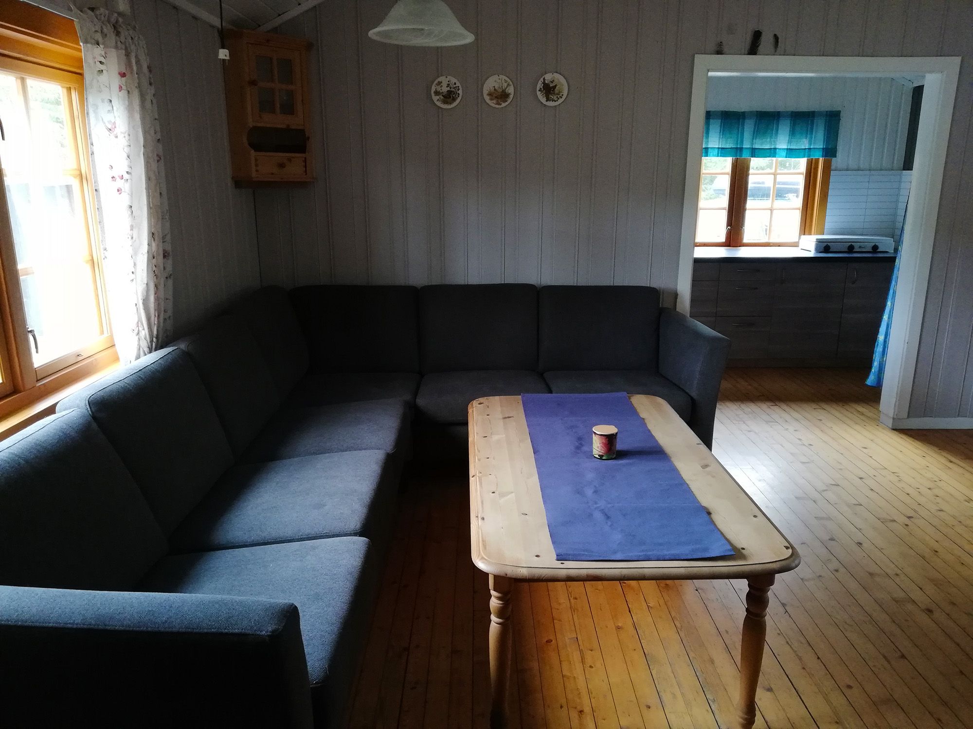 Komfortabel sofa på Roktsjøhtta i Snåsa