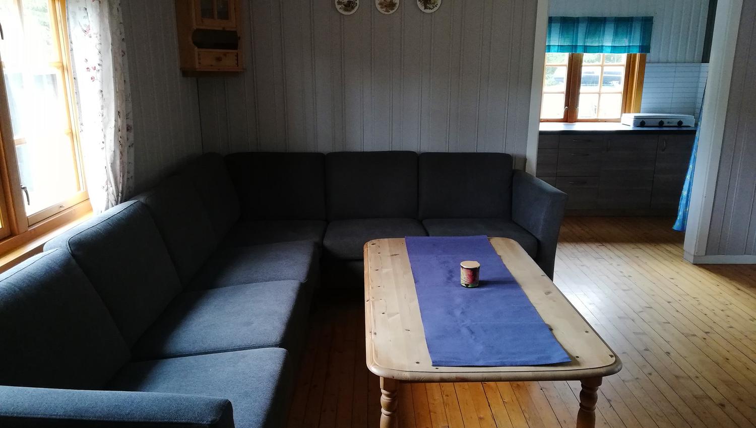 Komfortabel sofa på Roktsjøhtta i Snåsa