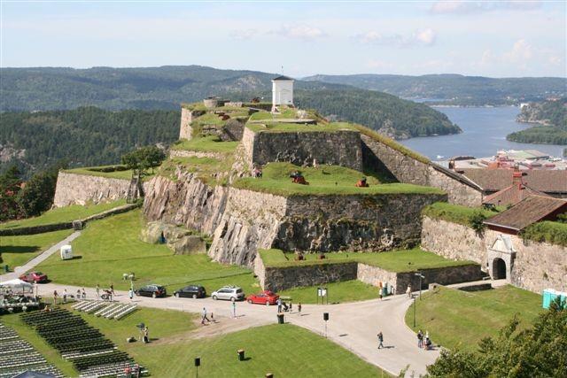 Utsikt over Place d'Armes på Fredriksten festning, med Klokketårnet i bakgrunnen.