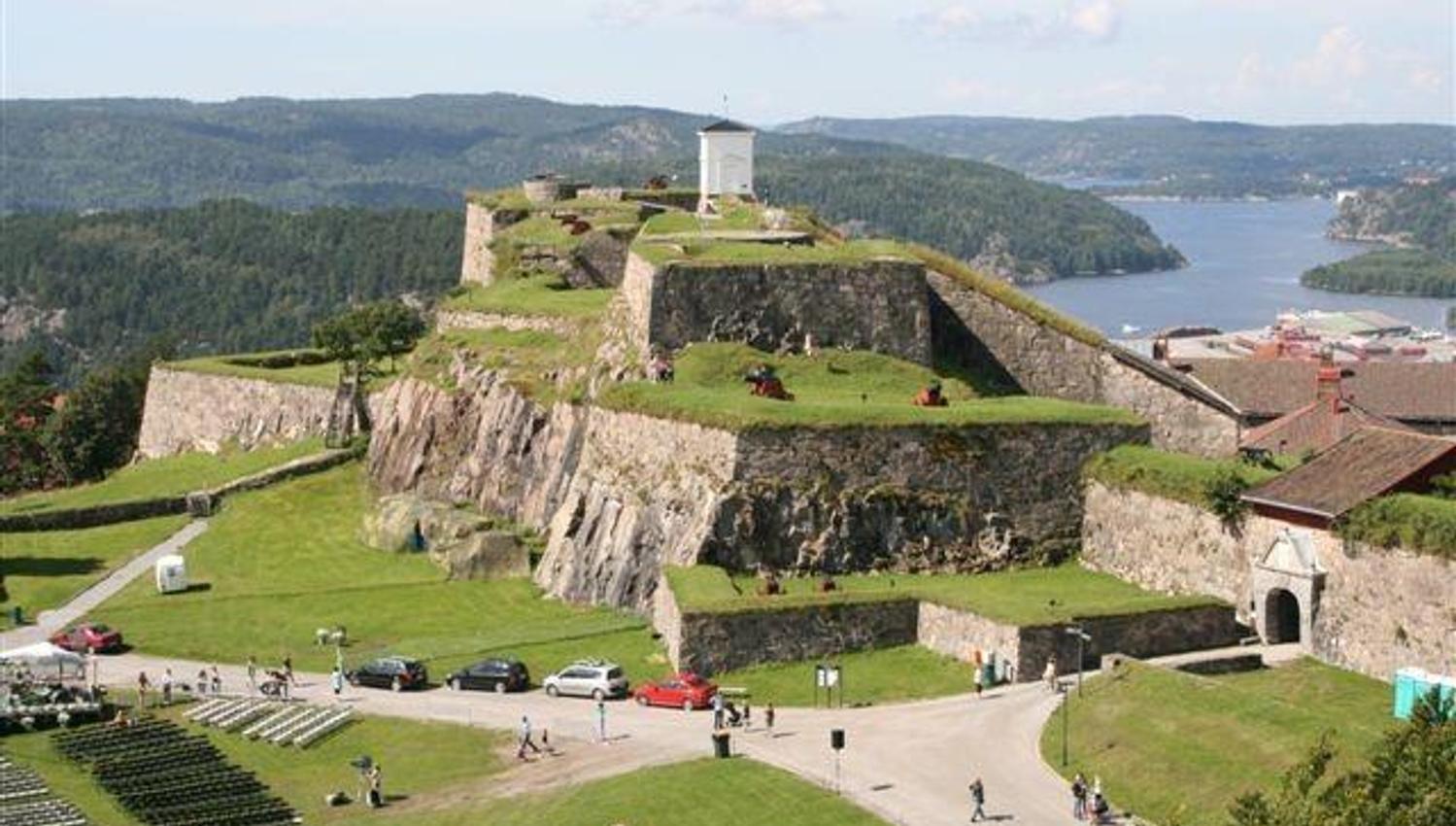 Utsikt over Place d'Armes på Fredriksten festning, med Klokketårnet i bakgrunnen.