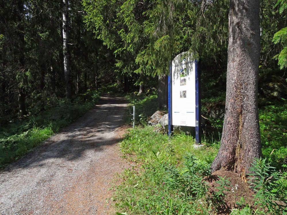 parkeringsplass og vei til Smørklepp kunstmuseum