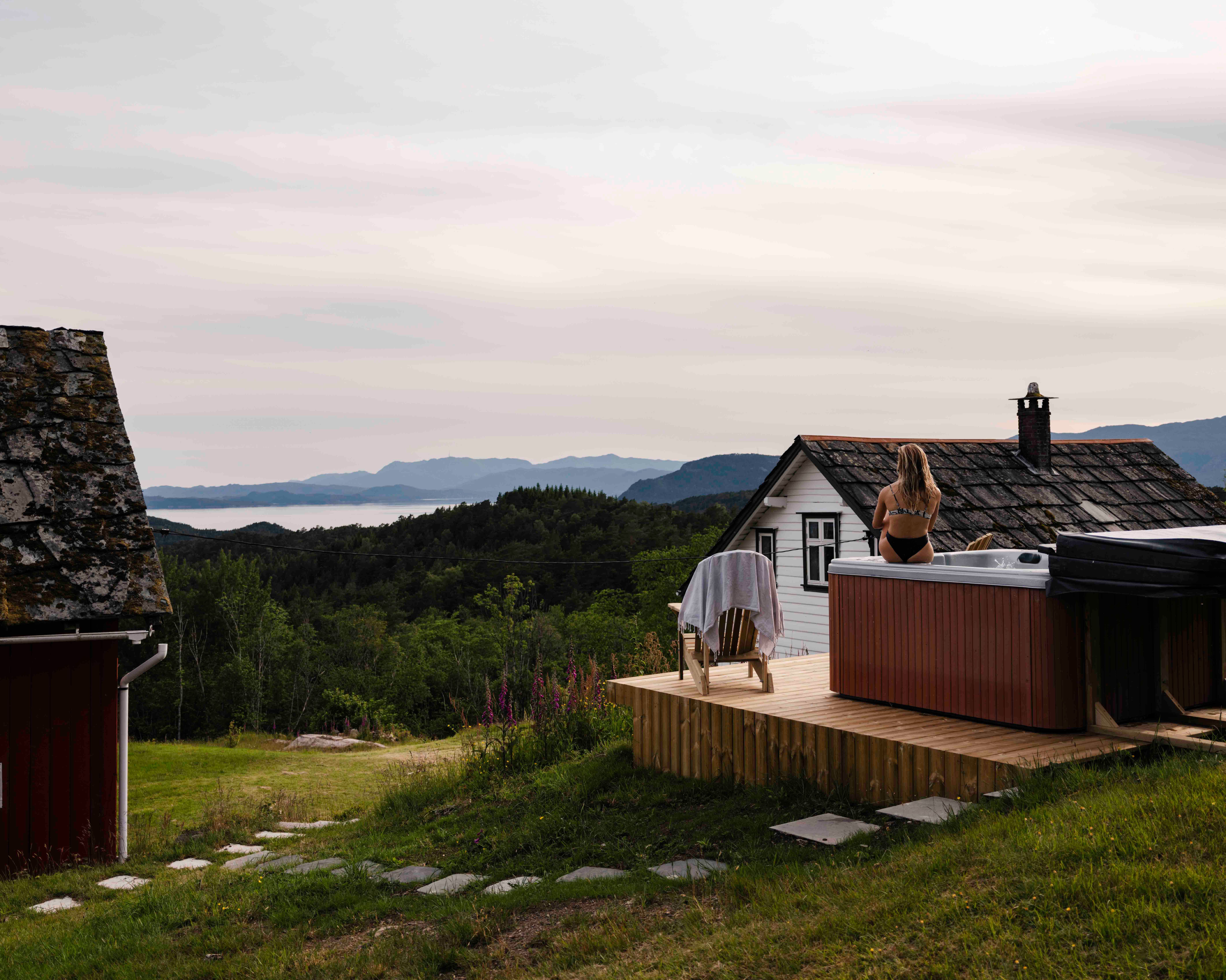Utespa med panoramautsikt over fjord og fjell på Stigen Fjordlodge i Hardanger.