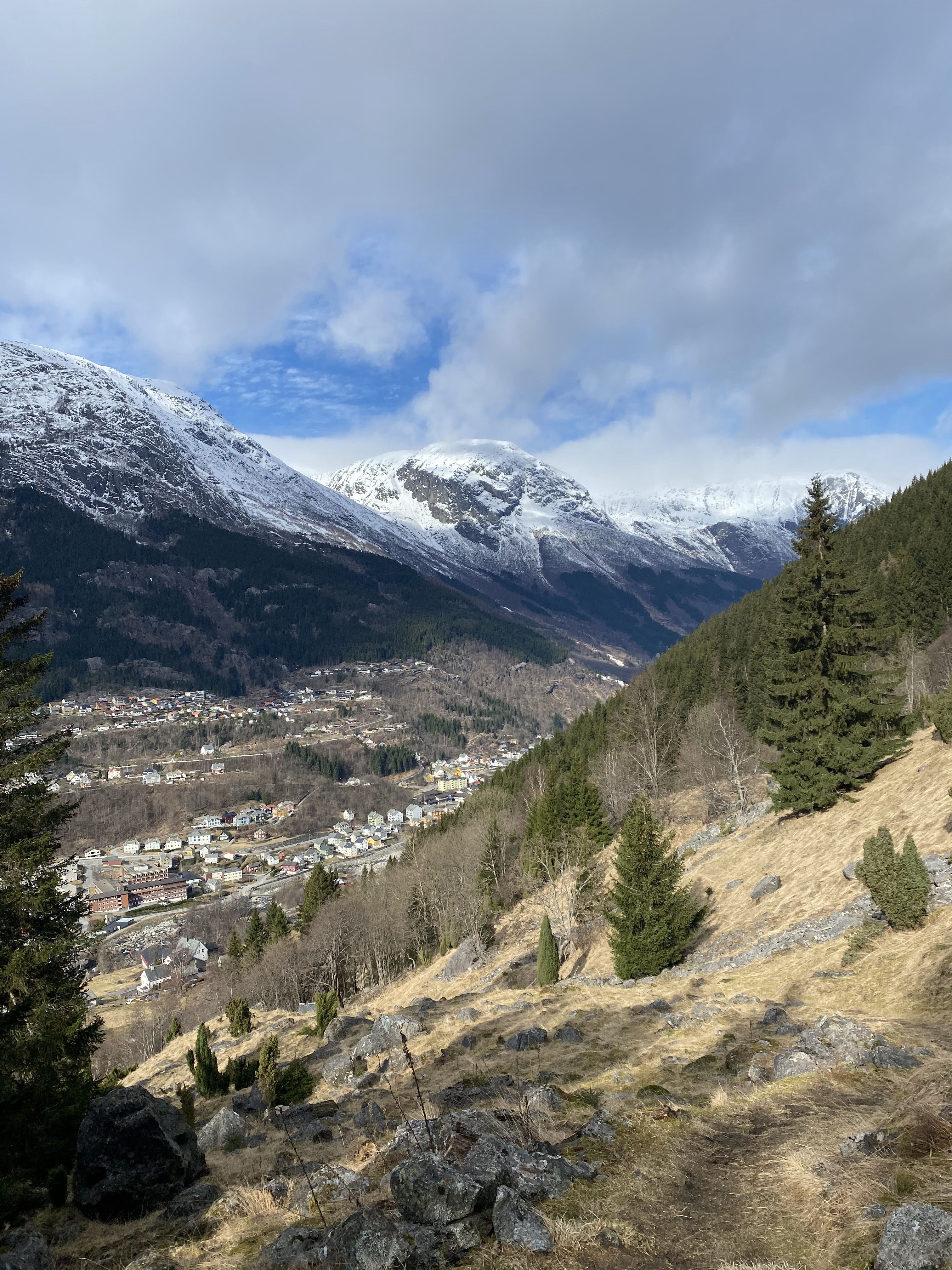 Frå kulturstien ser ein utover Odda og fjellrekkja i Hardanger, eit vakkert område for vandring og historie.