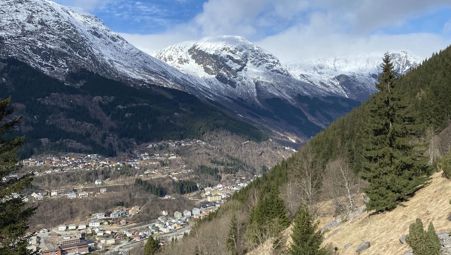 Frå kulturstien ser ein utover Odda og fjellrekkja i Hardanger, eit vakkert område for vandring og historie.
